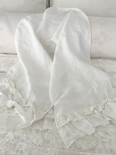 Small version single ruffle linen and lace runner